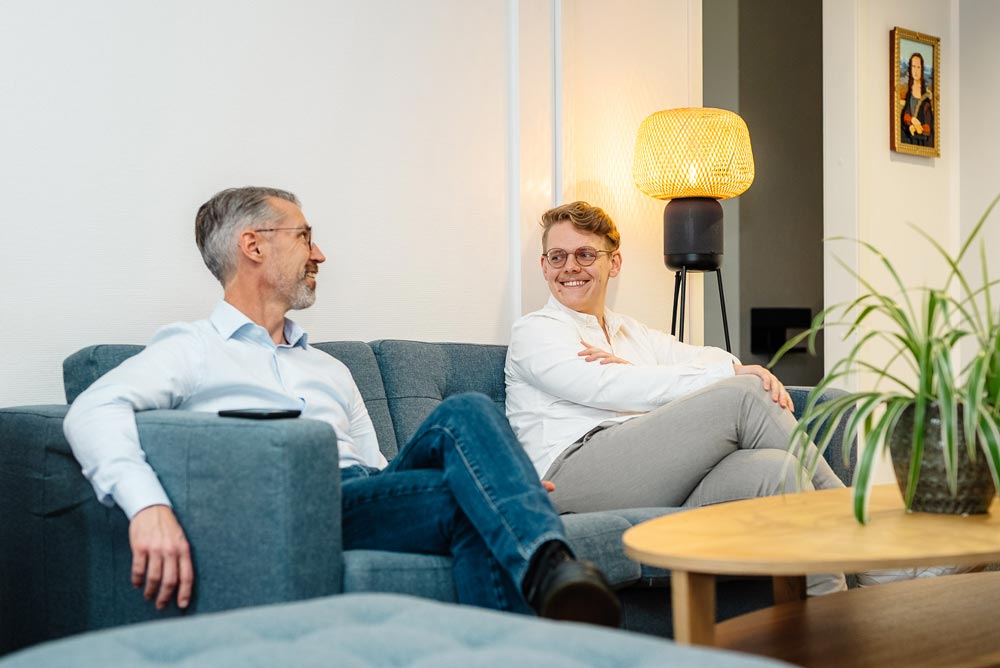 Etegras medarbetare sitter i en soffa och dricker kaffe